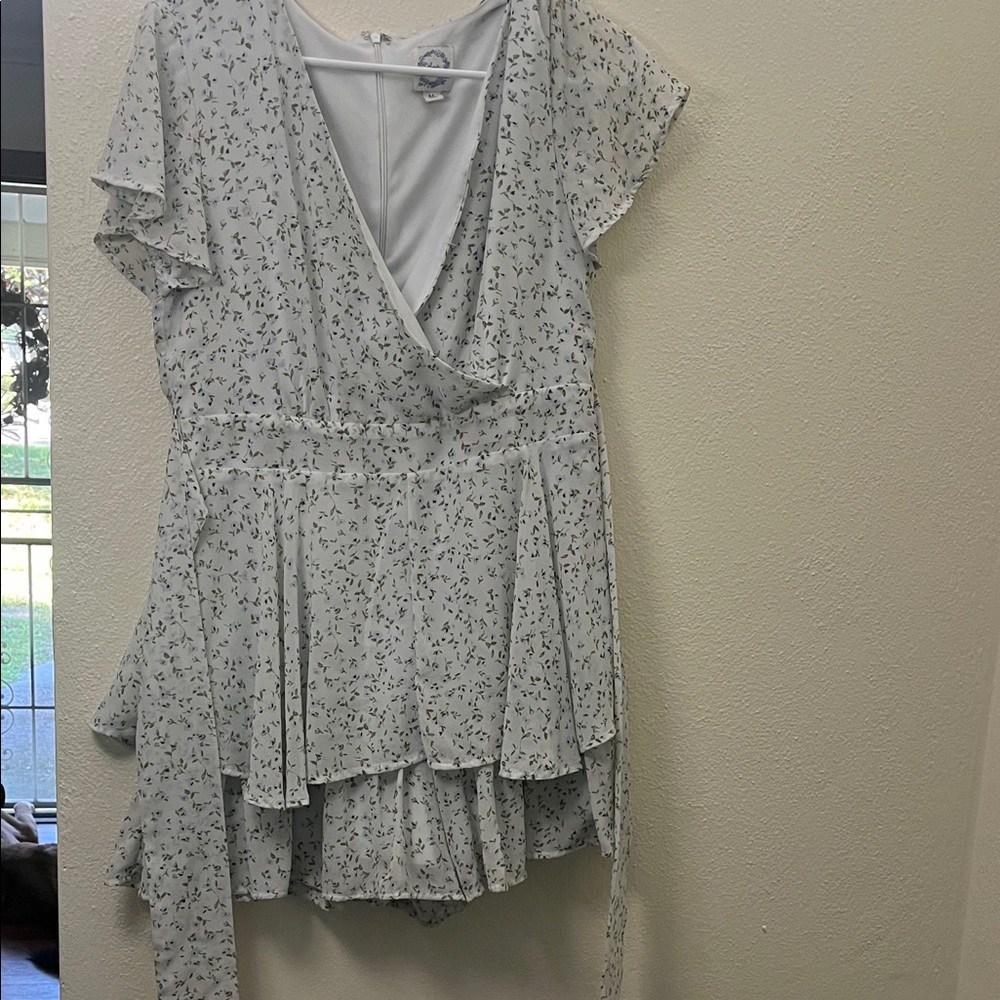 Francesca's Collections White Floral Romper